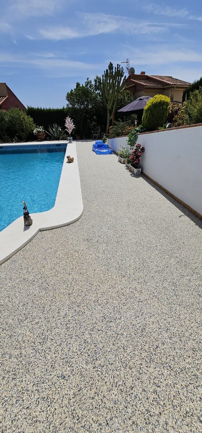 Pavimento drenante junto a piscina