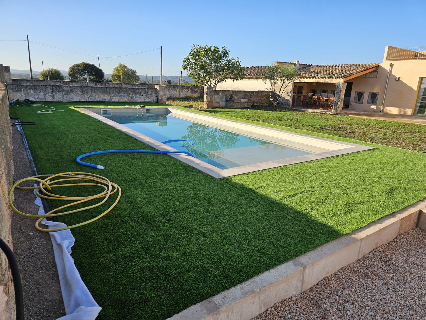 Piscina en zona ajardinada